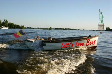 Helmut heeft zich toch bedacht en hijst zich weer in de boot!