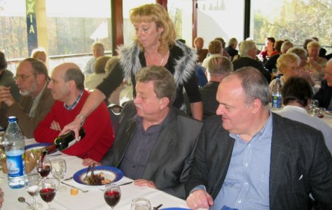 drie nieuwelingen met begerige blikken naar glaasje  rode wijn