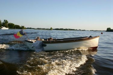 Helmut heeft zich toch bedacht en hijst zich weer in de boot!
