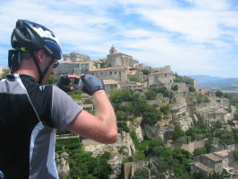 Bart met Gordes op de achtergrond