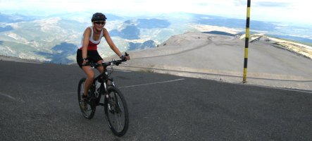 Inge geniet ten volle van het landschap op de top