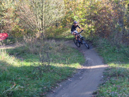hoog in de bocht op bmx parcours